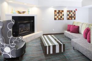 sala de estar con sofá y chimenea en Residence Inn Denver Downtown, en Denver