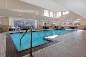 Una gran piscina en una habitación de hotel con en Residence Inn Glenwood Springs, en Glenwood Springs