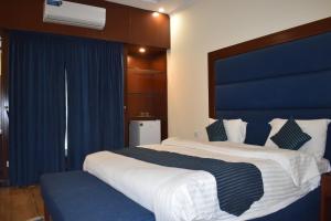 Postel nebo postele na pokoji v ubytování Hotel de Raj Sialkot