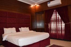 Postel nebo postele na pokoji v ubytování Hotel de Raj Sialkot