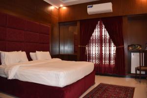 Postel nebo postele na pokoji v ubytování Hotel de Raj Sialkot