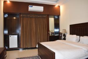 Postel nebo postele na pokoji v ubytování Hotel de Raj Sialkot