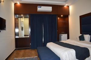 Postel nebo postele na pokoji v ubytování Hotel de Raj Sialkot
