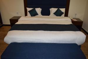 Postel nebo postele na pokoji v ubytování Hotel de Raj Sialkot