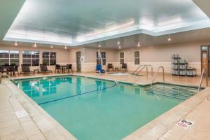 una piscina con agua azul en una habitación de hotel en Residence Inn by Marriott Boston Brockton/Easton, en Brockton