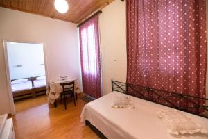 Postel nebo postele na pokoji v ubytování Hotel Patrai