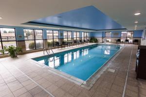 - une grande piscine dans un grand bâtiment dans l'établissement TownePlace Suites by Marriott Bowling Green, à Bowling Green