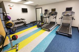 un gimnasio con cintas de correr y equipos de ejercicio en el suelo en TownePlace Suites by Marriott Bowling Green, en Bowling Green