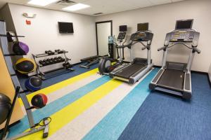 - une salle de sport avec tapis de course et matériel d'exercice à l'étage dans l'établissement TownePlace Suites by Marriott Bowling Green, à Bowling Green