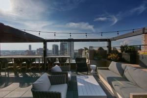 eine Dachterrasse mit Gartenmöbeln und Stadtblick in der Unterkunft Elyton Hotel, Autograph Collection in Birmingham