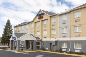 eine Darstellung der Vorderseite eines Hotels in der Unterkunft Fairfield Inn by Marriott Dubuque in Dubuque