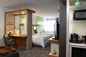 um quarto de hotel com uma cama e uma televisão em SpringHill Suites by Marriott Sioux Falls em Sioux Falls