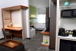 スーフォールズにあるSpringHill Suites by Marriott Sioux Fallsのベッドとバスルーム付きのホテルルームです。