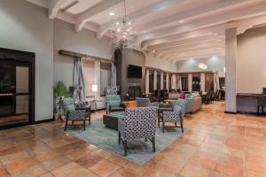 um átrio com mesas e cadeiras e uma sala de estar em Residence Inn by Marriott Laredo Del Mar em Laredo