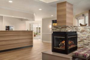 Residence Inn Houston The Woodlands/Market Street في ذا وودلاندس: غرفة معيشة مع موقد في المنزل