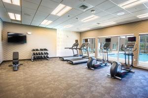 een fitnessruimte met cardio-apparatuur en een zwembad bij Residence Inn by Marriott Columbia West/Lexington in West Columbia