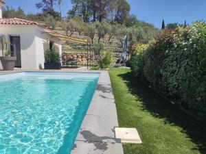 a swimming pool in the yard of a house at Villa Maya Blanca entre côte d́́́ Azur et gorges du Verdon et recharge voiture électrique in Lorgues
