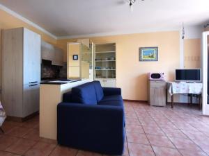 ein Wohnzimmer mit einem Sofa und einer Küche in der Unterkunft Appartamento Porto 1 in Cannero Riviera