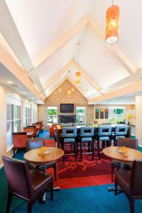 - un hall avec des tables, des chaises et une cheminée dans l'établissement Residence Inn by Marriott Cedar Rapids, à Cedar Rapids