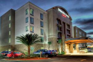 um hotel com carros estacionados em frente em SpringHill Suites by Marriott Lake Charles em Lake Charles