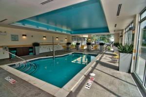 สระว่ายน้ำที่อยู่ใกล้ ๆ หรือใน Fairfield Inn & Suites by Marriott Towanda Wysox