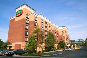 un gran edificio de ladrillo rojo con un cartel. en Courtyard Boston Woburn/Boston North, en Woburn