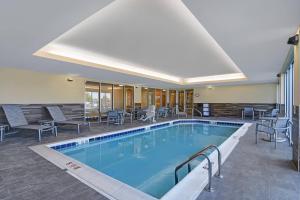 - une piscine dans un hôtel avec des chaises et des tables dans l'établissement TownePlace Suites By Marriott Lima, à Lima
