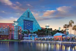 una representación de un perfil urbano con un edificio alto en Walt Disney World Dolphin en Orlando