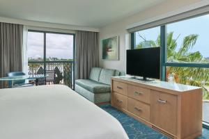 Uma TV ou centro de entretenimento em Walt Disney World Dolphin