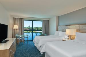 Cama ou camas em um quarto em Walt Disney World Dolphin
