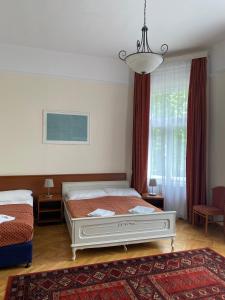 Rúm í herbergi á Főnix Hotel