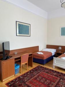 Rúm í herbergi á Főnix Hotel