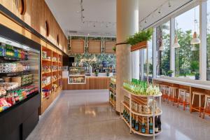 une épicerie avec un comptoir de boissons dans l'établissement Walt Disney World Dolphin, à Orlando