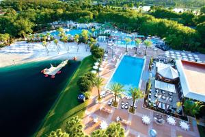 A piscina localizada em Walt Disney World Dolphin ou nos arredores