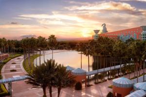 A piscina localizada em Walt Disney World Dolphin ou nos arredores
