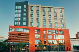 un edificio alto de color naranja con un edificio en The Draftsman, Autograph Collection, en Charlottesville