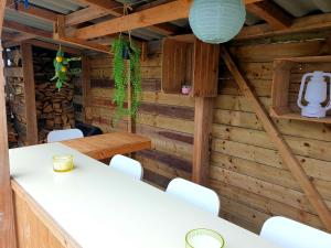 una sala da pranzo con tavolo e sedie bianche di Vintage chalet Fereale II a Grou