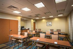 uma sala de conferências com mesas e cadeiras em Fairfield Inn and Suites by Marriott Augusta em Augusta