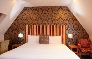1 dormitorio con cama y pared en Hopping Hare en Northampton