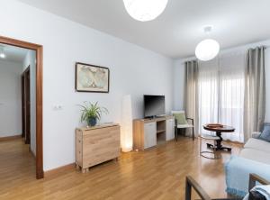 Televízia a/alebo spoločenská miestnosť v ubytovaní Apartoyou - Plaza San Juan