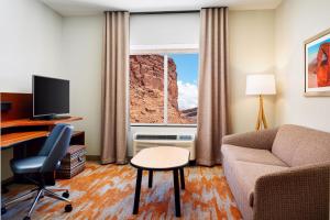 TV a/nebo společenská místnost v ubytování Fairfield Inn & Suites by Marriott Moab