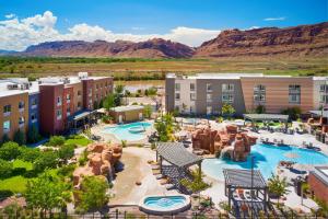 eine Luftansicht eines Resorts mit einem Wasserpark in der Unterkunft Fairfield Inn & Suites by Marriott Moab in Moab
