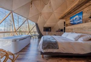Postel nebo postele na pokoji v ubytování Alpin D'Hôme Hôtel & Spa