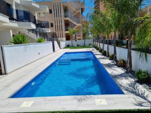 una piscina frente a un edificio en Luxe nieuwbouw appartement op 50m van de zee, en San Javier