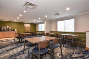 a dining room with tables and chairs at Fairfield Inn by Marriott Columbia Northwest / Harbison in Columbia