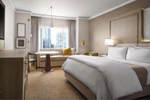 費城的住宿－費城威斯汀酒店，酒店客房设有床和客厅。