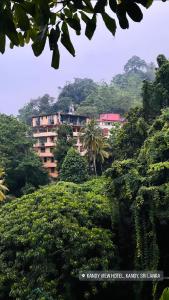 un edificio in mezzo a una foresta di alberi di Kandy View Hotel a Kandy