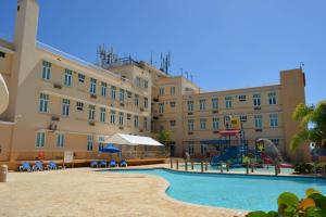 un hotel con parco giochi di fronte a un edificio di Courtyard Aguadilla ad Aguadilla