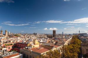 widok na miasto Paryż w obiekcie Le Meridien Barcelona w Barcelonie