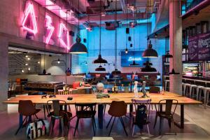 Um restaurante ou outro lugar para comer em Moxy Frankfurt City Center